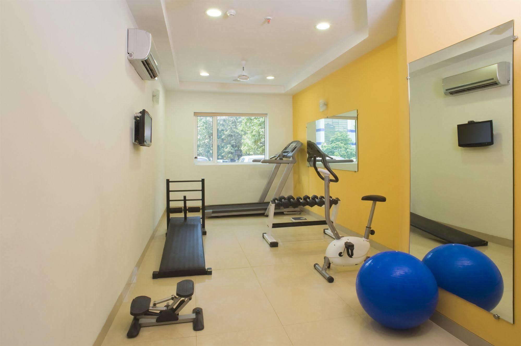 Faridabad Hotel Buitenkant foto